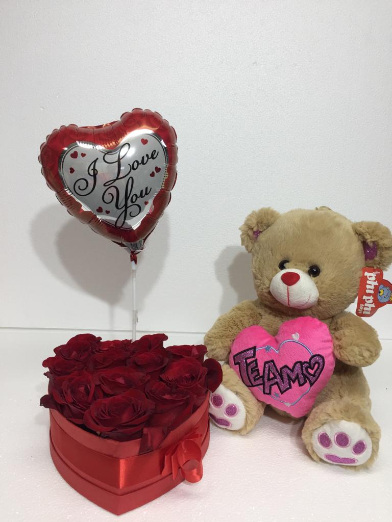 Caja corazn con 12 Rosas, Peluche con Conazon de 26 cm y Globito